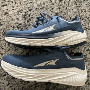 NWOT Altra Via Olympus size 11.5